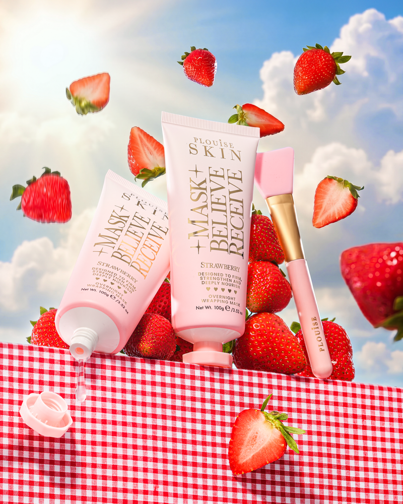 P.Louise Strawberry Overnight Wrapping Mask na stole obklopeném jahodami