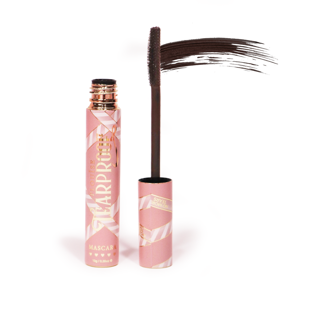 Řasenka P. Louise Tearproof Mascara v jemné hnědé barvě na bílém pozadí