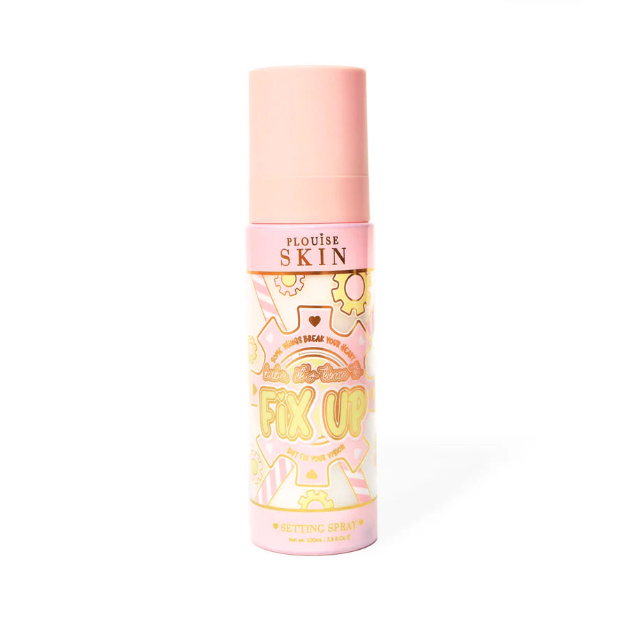 Růžová lahvička P. Louise Fix Up Mattifying Setting Spray s růžovým a žlutým designem ozubení na lahvičce na bílém pozadí