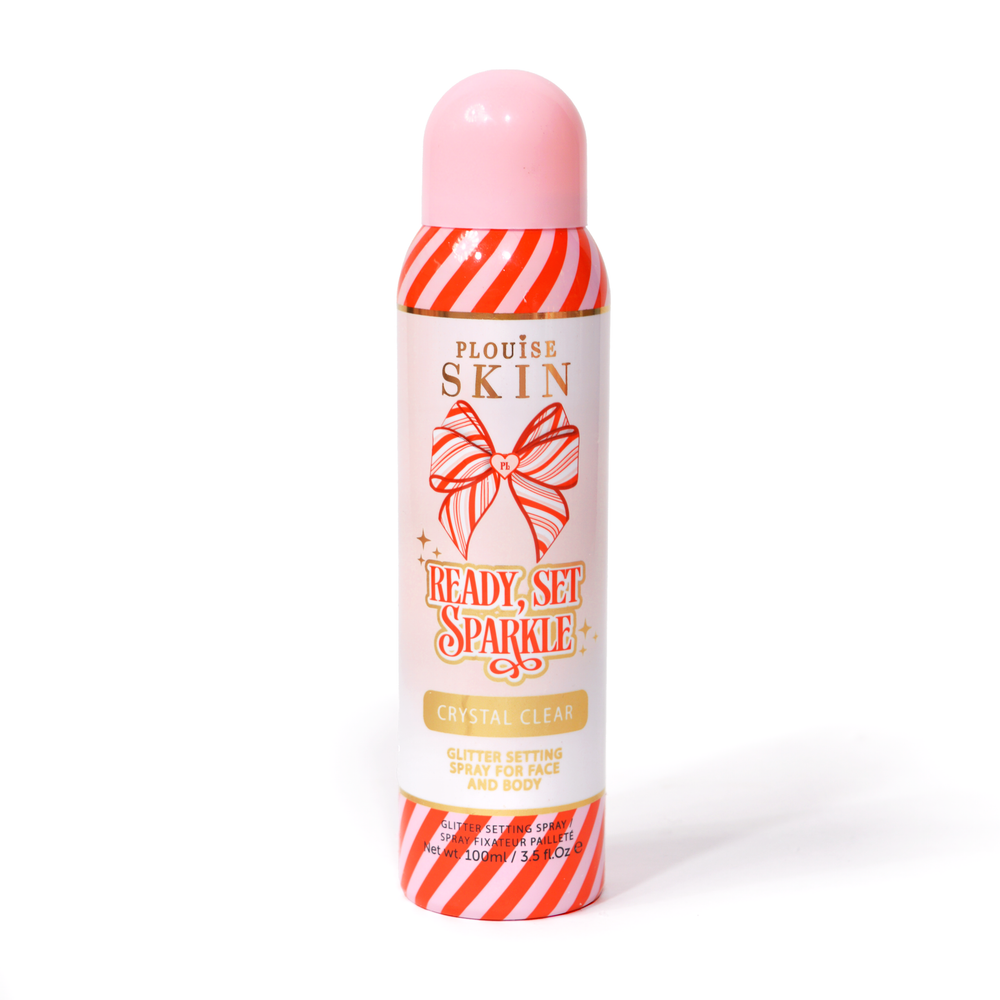 Láhev P. Louise Ready Set Sparkle Christmas Glitter Setting Spray s červenými a růžovými pruhy na lahvičce a červenou a růžovou pruhovanou mašlí na bílém pozadí