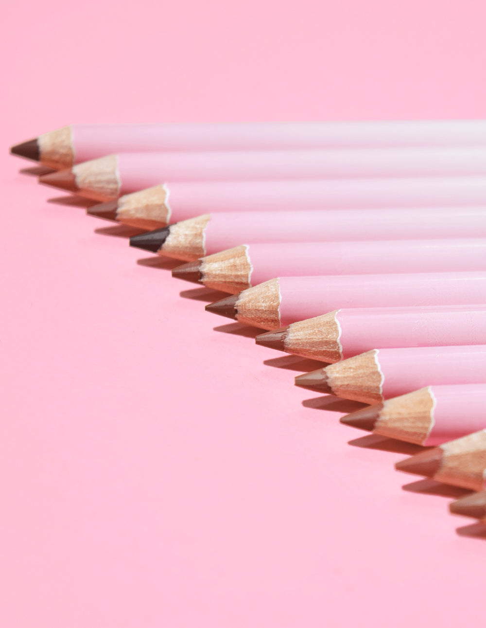 Obrázek P.Louise Ultimate Definition Sharpenable Lip Liners v nakloněné řadě zobrazující špičky vložek