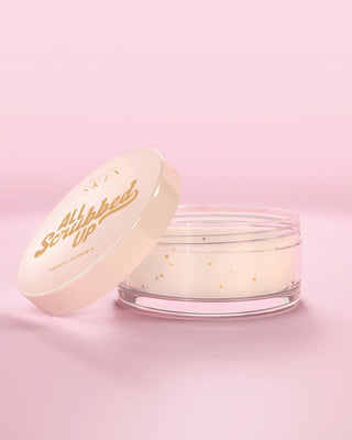 Sklenice P.Louise All Scrubbed Up Body Scrub v kokosovém dortu na růžovém pozadí