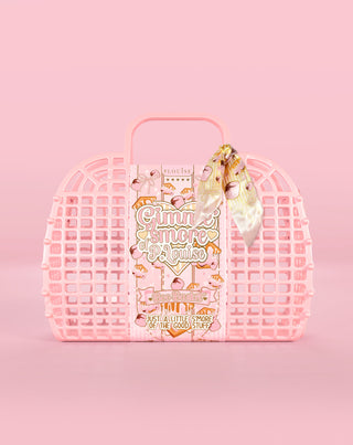 Růžový košíček ve stylu vaflí s produktem uvnitř na růžovém pozadí