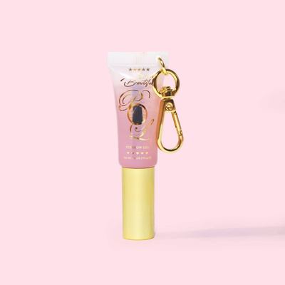 Mini tuba P.Louise Babyccino Keychain čirý gel na obočí na růžovém pozadí