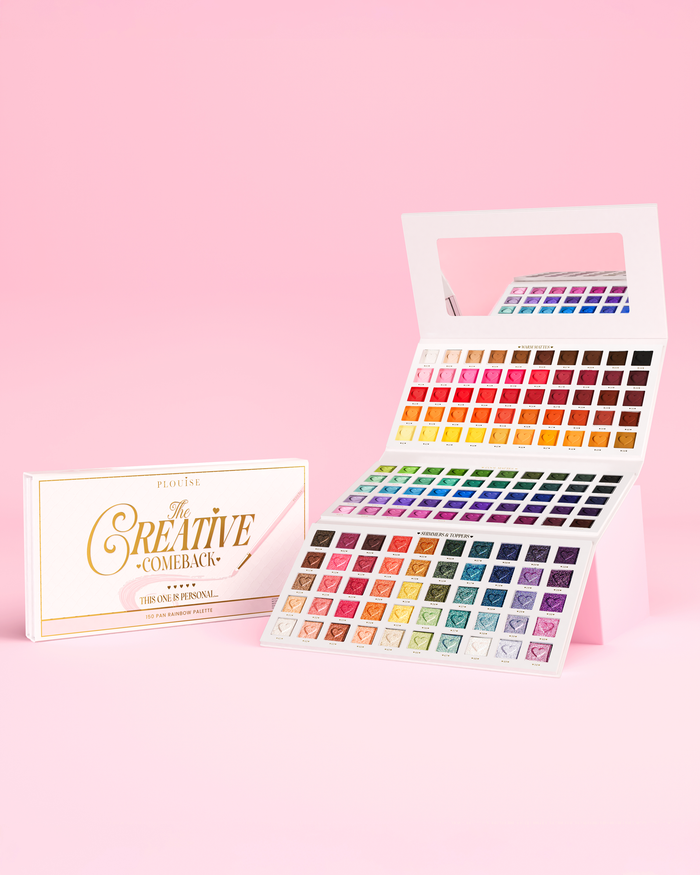 Otevřete paletu P.Louise Creative Comeback XXXL Rainbow Eyeshadow Palette na růžovém pozadí s růžovým balením vedle ní