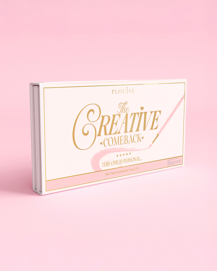 Boční záběr palety očních stínů P.Louise Creative Comeback XXXL Rainbow na růžovém pozadí