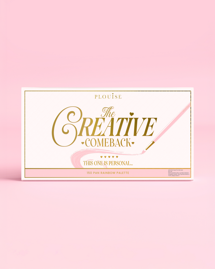 Přední strana uzavřené palety P.Louise Creative COmeback XXXL Rainbow Eyeshadow Palette se zlatou typografií na růžovém pouzdře na růžovém pozadí