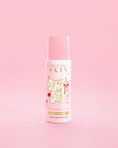 Růžová lahvička P.Louise od Dewing The Most Double Layer Toner s designem červené mašle na růžovém pozadí