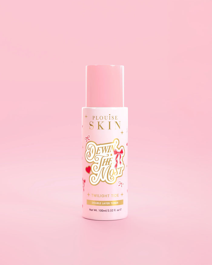 Růžová lahvička P.Louise Dewing The Most Double Layer Toner s designem červené mašle na růžovém pozadí