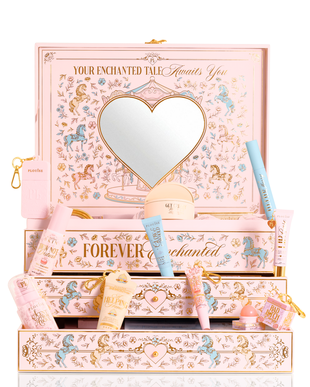 A P.Louise pastelově růžová, modrá a žlutá vánoční dárková krabička PR krásy s označením 'Your Enchanted Tale' se zrcátkem ve tvaru srdce na víku a otevřenými zásuvkami, obklopenými různými kosmetickými tubami, lahvičkami a malým váčkem na bílém pozadí.