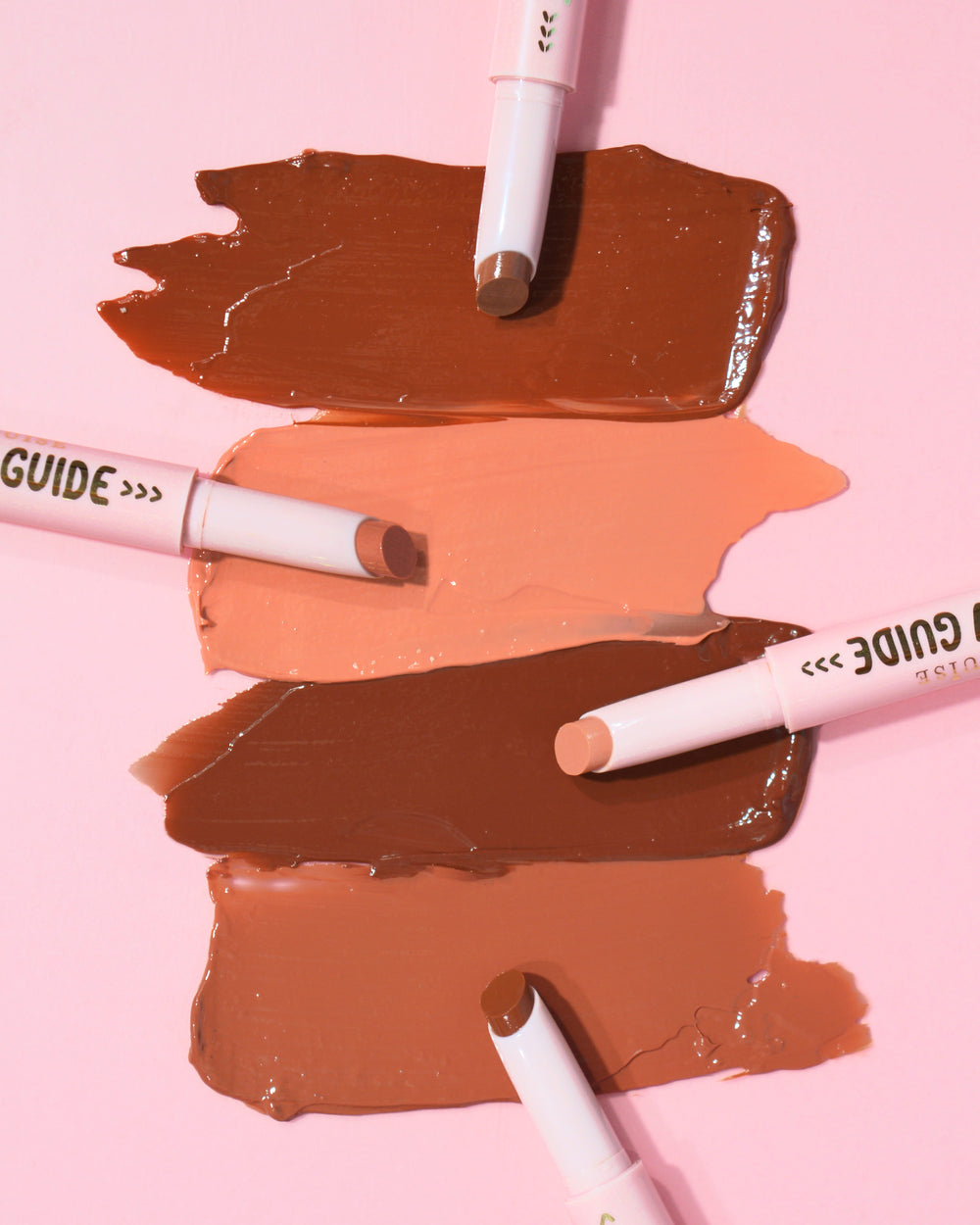 Vzorník lesklých balzámů na rtěnku P.Louise Glow Guide na růžovém pozadí