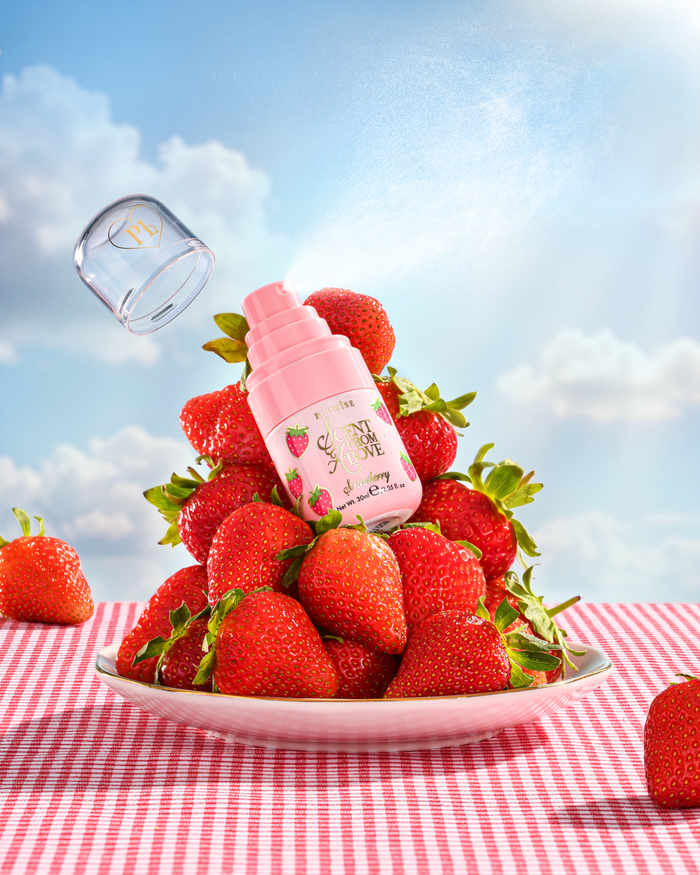 P.Louise Scent From Above Strawberry Hair & Body Mist na talíři s jahodami