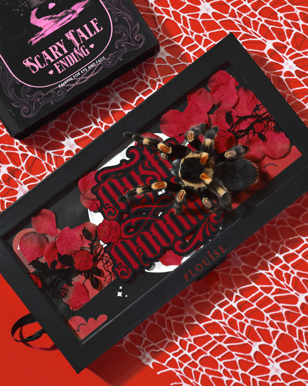 P.Louise Mystic Moonlight Halloween paleta očních stínů pokrytá červenými okvětními lístky růží a tarantule na pozadí červené pavučiny