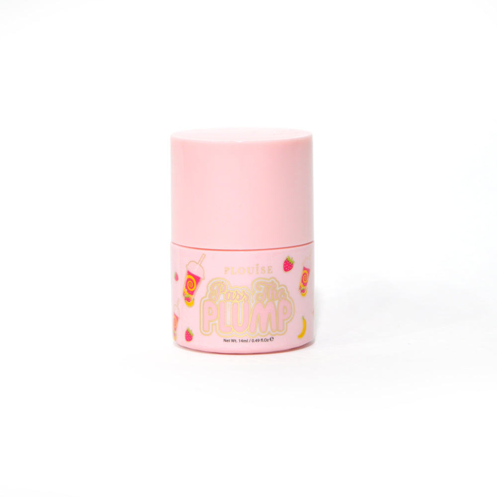 Růžová láhev P.Louise Pass The Plump Lip Treatment na bílém pozadí