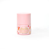 Růžová láhev P.Louise Pass The Plump Lip Treatment na bílém pozadí