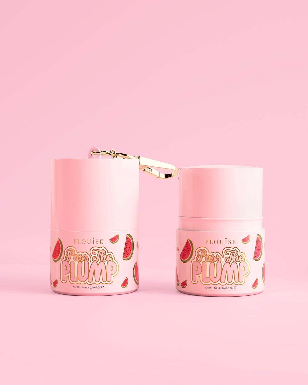Dvě růžové sklenice P.Louise Pass The Plump Lip Treatment s motivem vodního melounu na růžovém pozadí