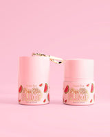Dvě růžové sklenice P.Louise Pass The Plump Lip Treatment s motivem vodního melounu na růžovém pozadí
