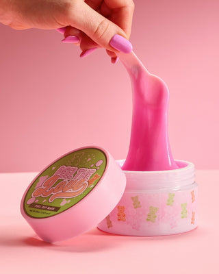 Tub of P. Louise Peel The Love Peel Off Facial Mask vytahovaná z vany pomocí aplikátoru na růžovém pozadí