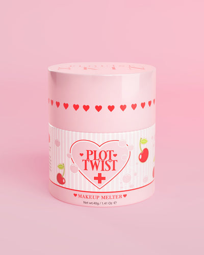 Růžová nádoba P.Louise Plot Twist Makeup Melting Cleansing Balm s motivem srdce a třešně na štítku na růžovém pozadí