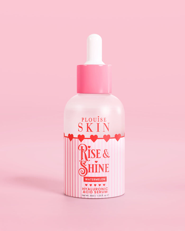 Růžově červená a bílá lahvička séra P.Louise Rise & Shine Hyaluronic Acid ve vodním melounu