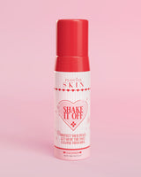 Láhev s pumpičkou P.Louise Shake It Off Foaming Face Cleanser na růžovém pozadí s viditelnými informacemi o produktu a značkou na lahvičce.