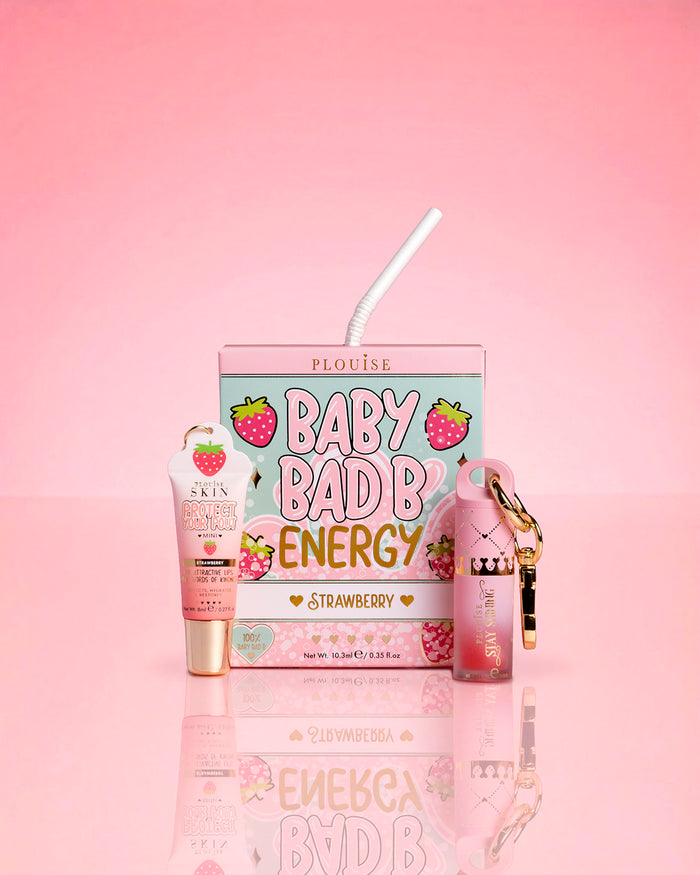 P.Louise Strawberry Baby Bad B Mini Lip Oil & Mini Lip Conditioner na růžovém pozadí