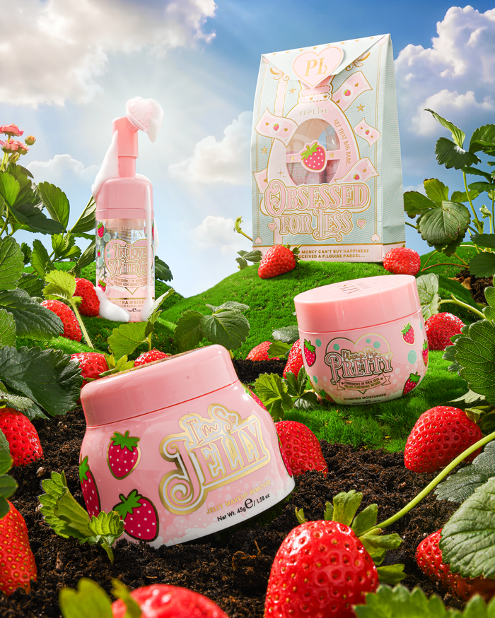P.Louise Strawberry Obsessed For Less Double Cleanse & Moisturise Péče o pleť Sada na travnatém kopci obklopeném jahodami