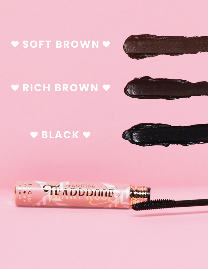 Vzorník řasenky P. Louise Tearproof Mascara ve třech různých odstínech s textem každého odstínu na růžovém pozadí