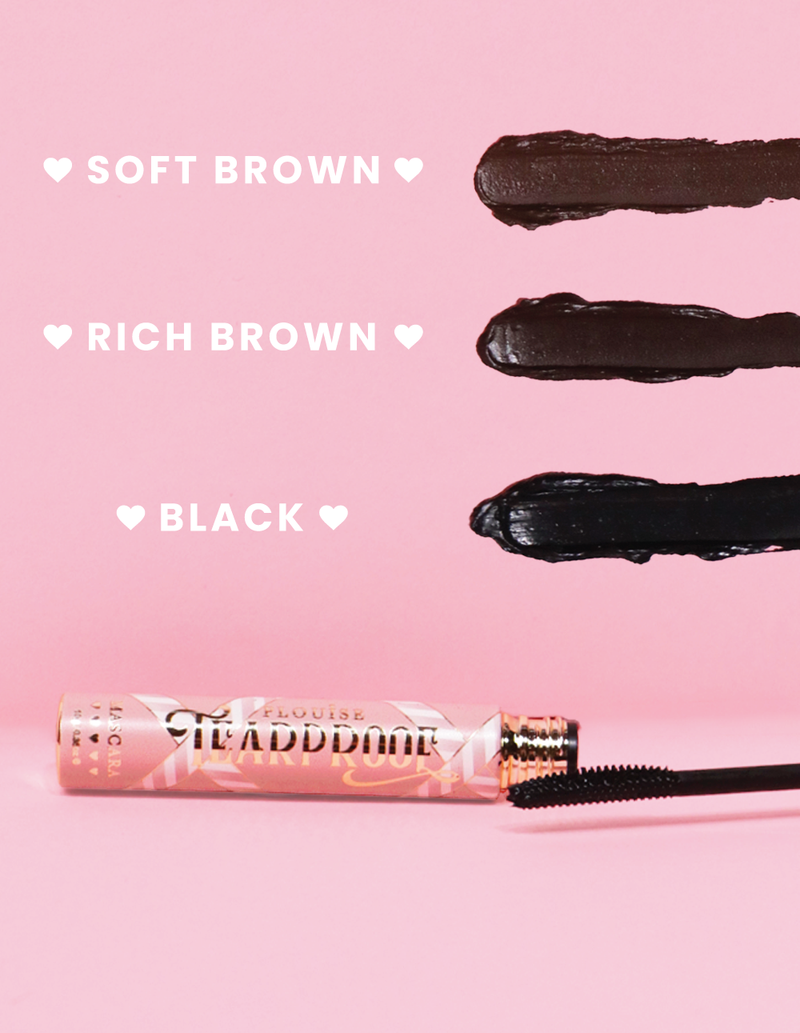 Vzorník řasenky P. Louise Tearproof Mascara ve třech různých odstínech s textem každého odstínu na růžovém pozadí