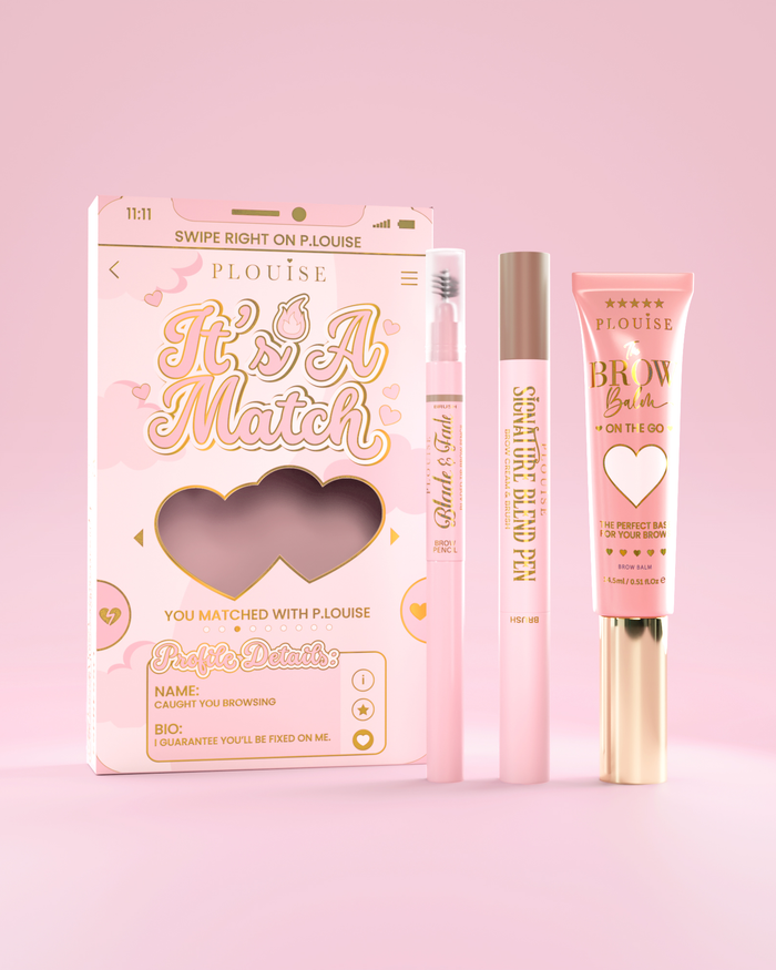 Je to kosmetická sada na obočí A Match obsahující pero P.Louise Signature Blend Pen, Blade & Fade Brow Pencil a Brow Balm, balená v růžových a zlatých krabičkách se srdíčkovými motivy.