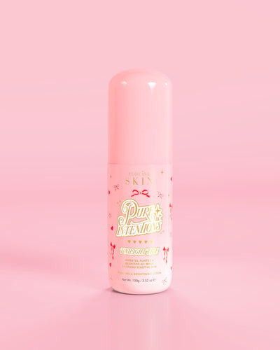 Růžová lahvička P.Louise Pure Intentions Purify & Brightening Lotion s červenou mašlí na růžovém pozadí