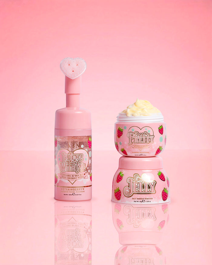 Produkty P.Louise Strawberry Obsessed For Less na růžovém pozadí