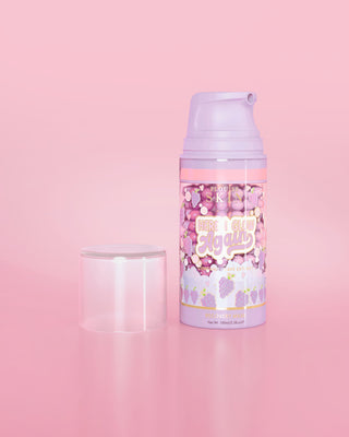 Fialová lahvička P. Louise Here I Glow Again Grape Recovery Mask na růžovém pozadí