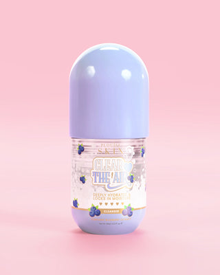 Láhev P. Louise Clear The Air Blueberry Gel Cleanser na růžovém pozadí