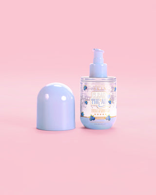 Láhev P. Louise Clear The Air Blueberry Gel Cleanser s uzávěrem na růžovém pozadí