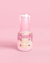 Růžová lahvička P. Louise Erase The Trace Dark Spot Correcting Serum na růžovém pozadí