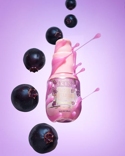 Růžová lahvička P. Louise Erase The Trace Dark Spot Correcting Serum s tekutinou vytékající z lahvičky obklopené černým rybízem na fialovém pozadí