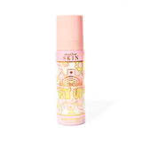 Růžová lahvička P. Louise Fix Up Mattifying Setting Spray s růžovým a žlutým designem ozubení na lahvičce na bílém pozadí