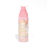 Růžová lahvička P. Louise Ready Set Slay Long Lasting Setting Spray na bílém pozadí