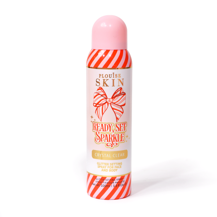 Láhev P. Louise Ready Set Sparkle Christmas Glitter Setting Spray s červenými a růžovými pruhy na lahvičce a červenou a růžovou pruhovanou mašlí na bílém pozadí