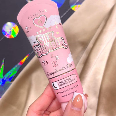 Osoba držící tubu P.Louise Silk Slumber Poreless Primer s růžovým pozadím a detaily kosmetického produktu.