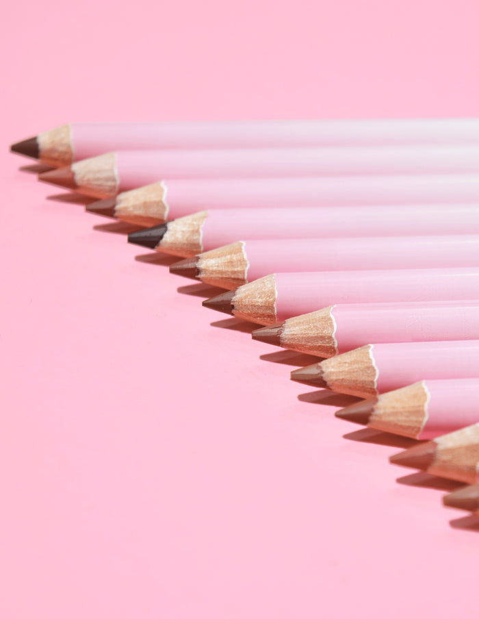 Obrázek P.Louise Ultimate Definition Sharpenable Lip Liners v nakloněné řadě zobrazující špičky vložek