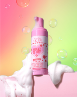 Růžová pěnící láhev P.Louise Shake It Off Face Cleanserv s designem srdce na barevném pozadí s bublinkami