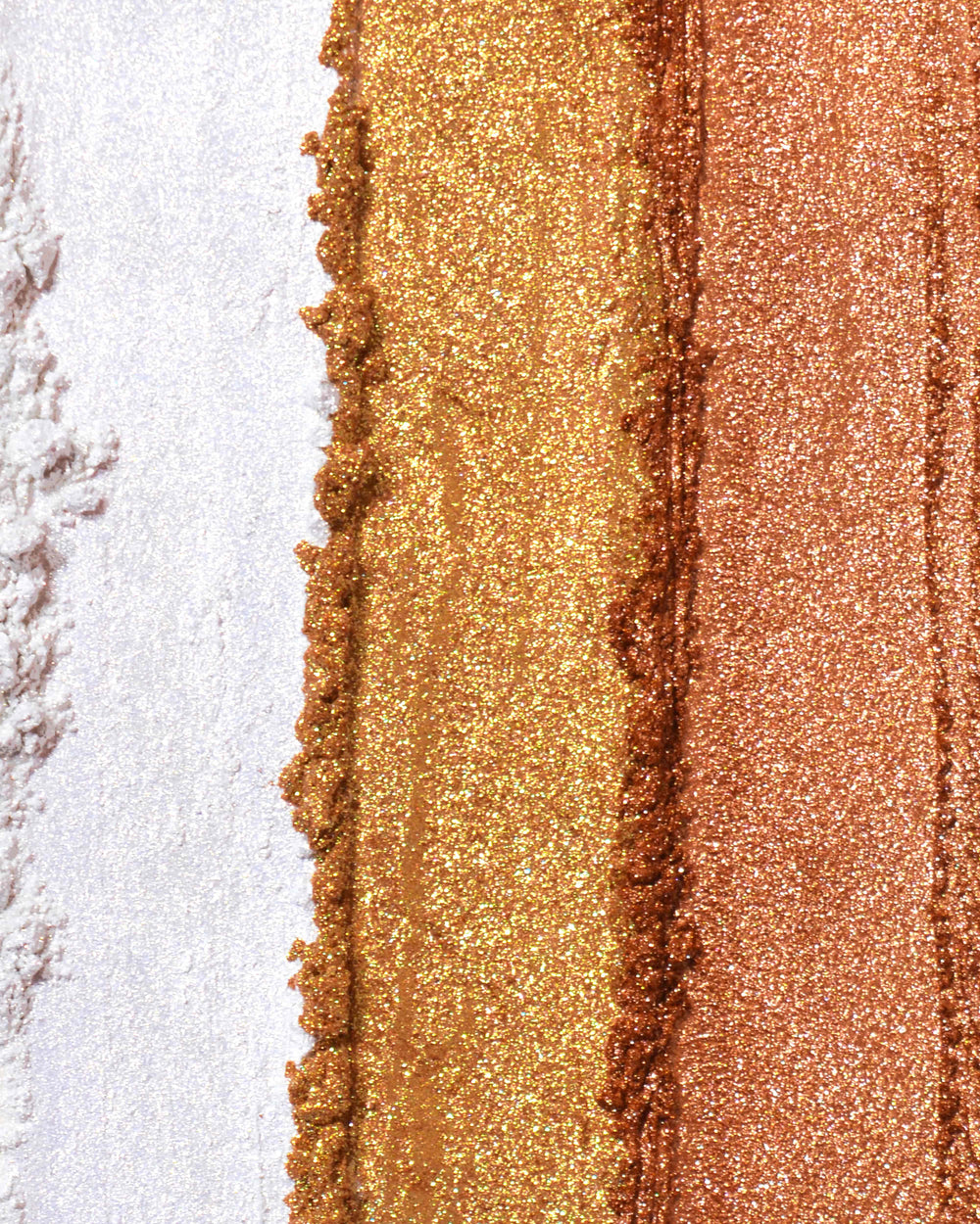 Detailní záběr na vzorky pigmentů P.Louise Secret Stardust se sypkými třpytkami