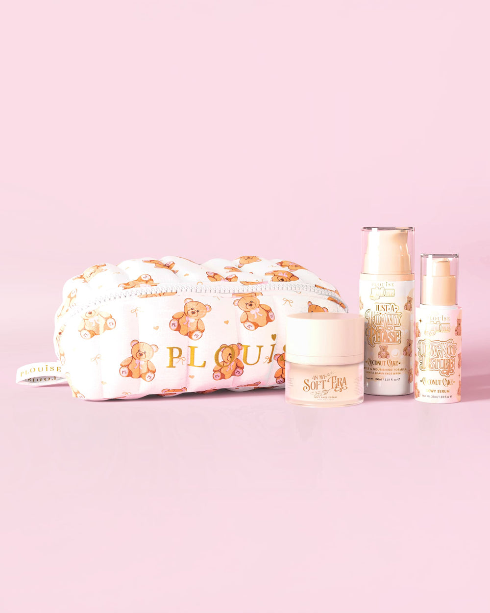 Obrázek P.Louise Softest Touch Starter Kit péče o pleť s velkým potiskem medvídka s taškou na péči o pleť a make-up a 3 produkty péče o pleť na růžovém pozadí
