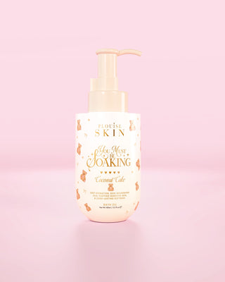 Láhev koupelového oleje P.Louise You Must Be Soaking v kokosovém dortu na růžovém pozadí